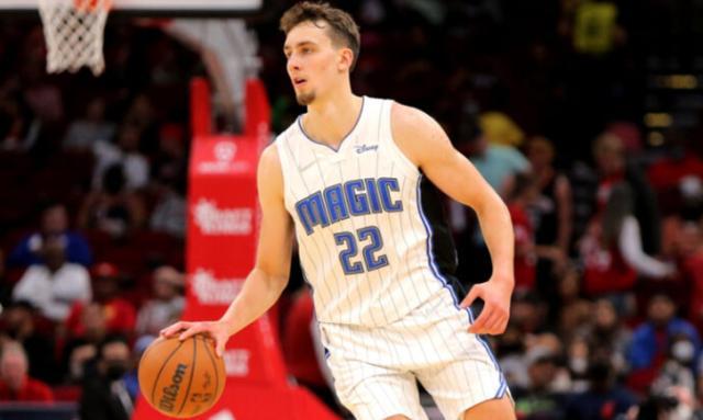 他以一个近 他以一个近